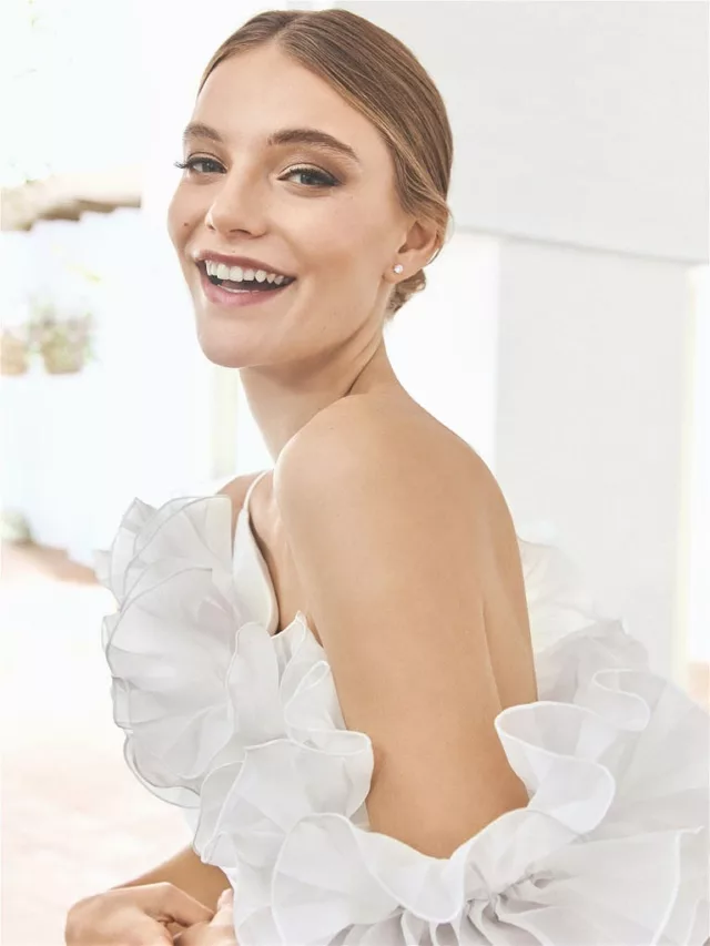 Deux styles, une robe.
Avec Astrud, tout est une question d’élégance modulable : une silhouette sirène épurée et structurée… surmontée d’un bustier volanté amovible pour un effet couture.
À porter avec ou sans, selon l’humeur ou le moment.

À découvrir à la Maison du Mariage.
#WhiteOneBridal #AstrudDress #MaisonDuMariage #RobeDeMariée #Mariage2025 #RobeTransformable #BrideToBe #EssayageRobe #WeddingStyle